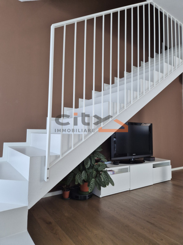 Cassola centro, in una zona residenziale tranquilla, proponiamo una casa singola edificata nel 20...