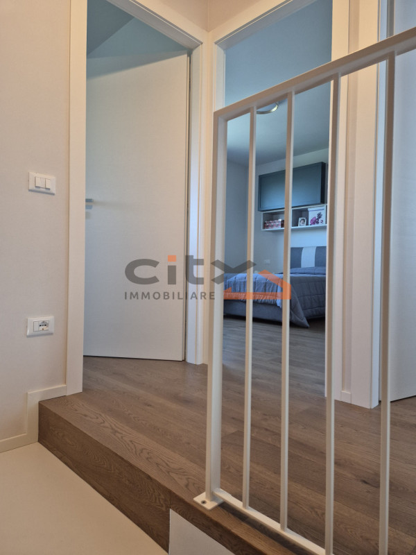 Cassola centro, in una zona residenziale tranquilla, proponiamo una casa singola edificata nel 20...