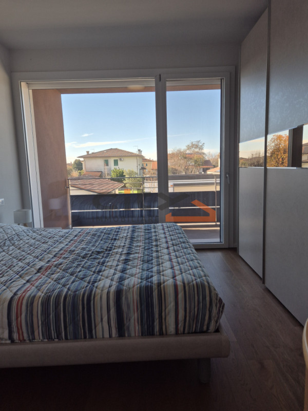 Cassola centro, in una zona residenziale tranquilla, proponiamo una casa singola edificata nel 20...