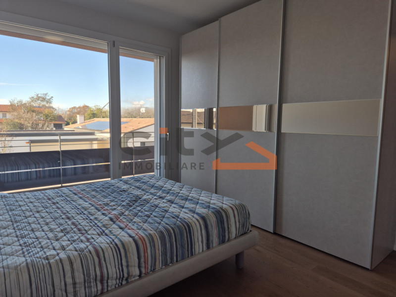 Cassola centro, in una zona residenziale tranquilla, proponiamo una casa singola edificata nel 20...