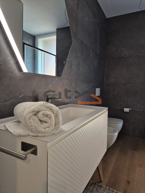 Cassola centro, in una zona residenziale tranquilla, proponiamo una casa singola edificata nel 20...