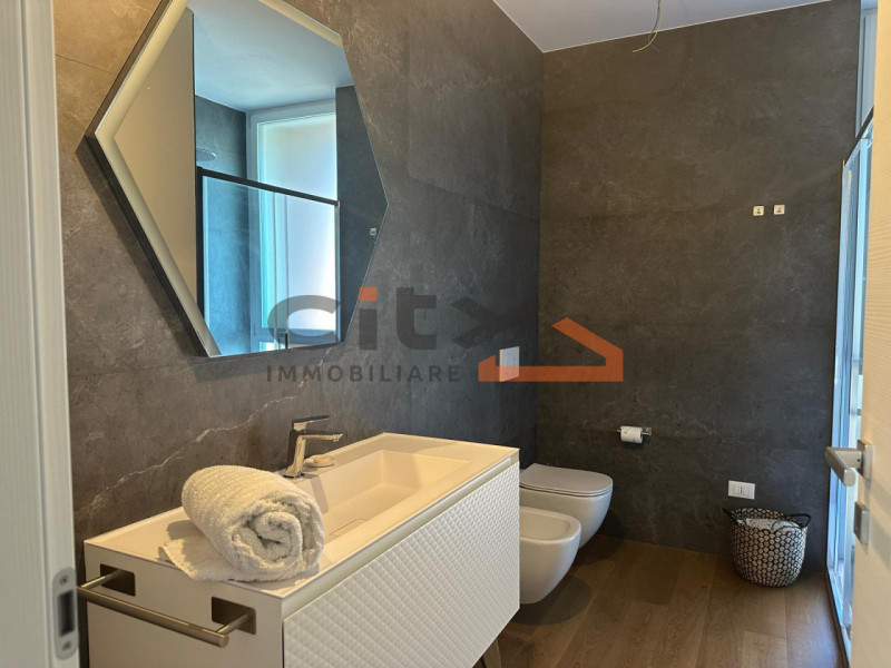 Cassola centro, in una zona residenziale tranquilla, proponiamo una casa singola edificata nel 20...