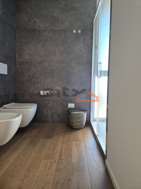 Cassola centro, in una zona residenziale tranquilla, proponiamo una casa singola edificata nel 20...