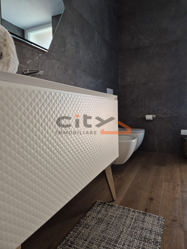 Cassola centro, in una zona residenziale tranquilla, proponiamo una casa singola edificata nel 20...