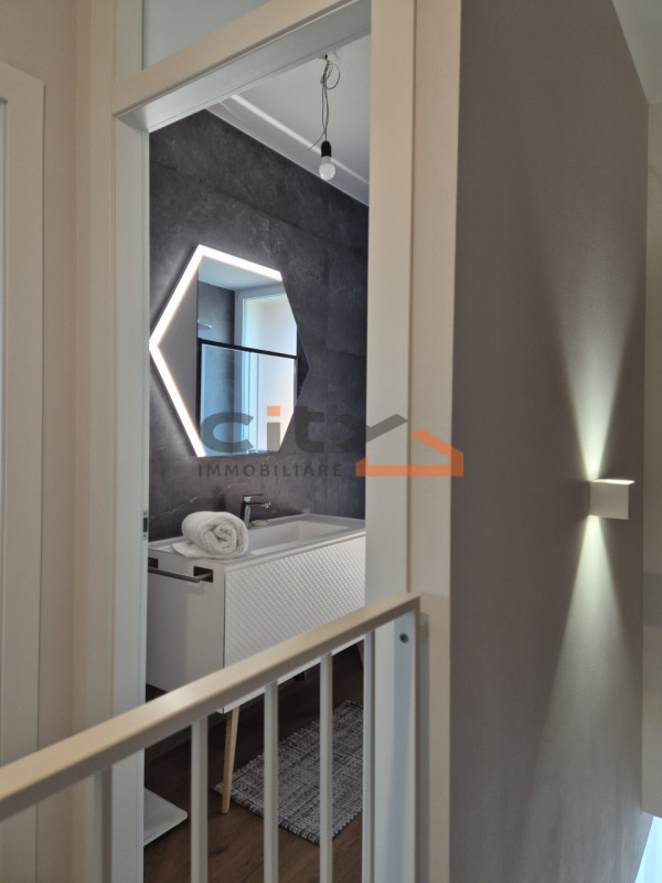 Cassola centro, in una zona residenziale tranquilla, proponiamo una casa singola edificata nel 20...