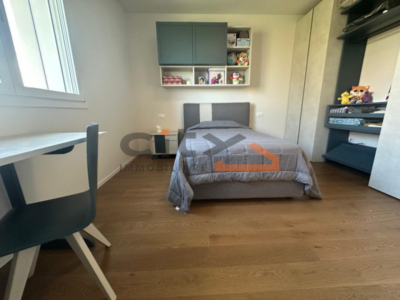 Cassola centro, in una zona residenziale tranquilla, proponiamo una casa singola edificata nel 20...