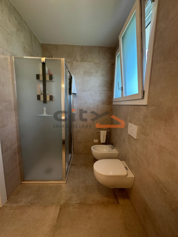 Cassola centro, in una zona residenziale tranquilla, proponiamo una casa singola edificata nel 20...