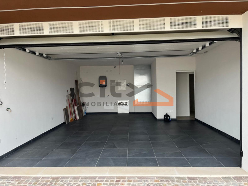 Cassola centro, in una zona residenziale tranquilla, proponiamo una casa singola edificata nel 20...