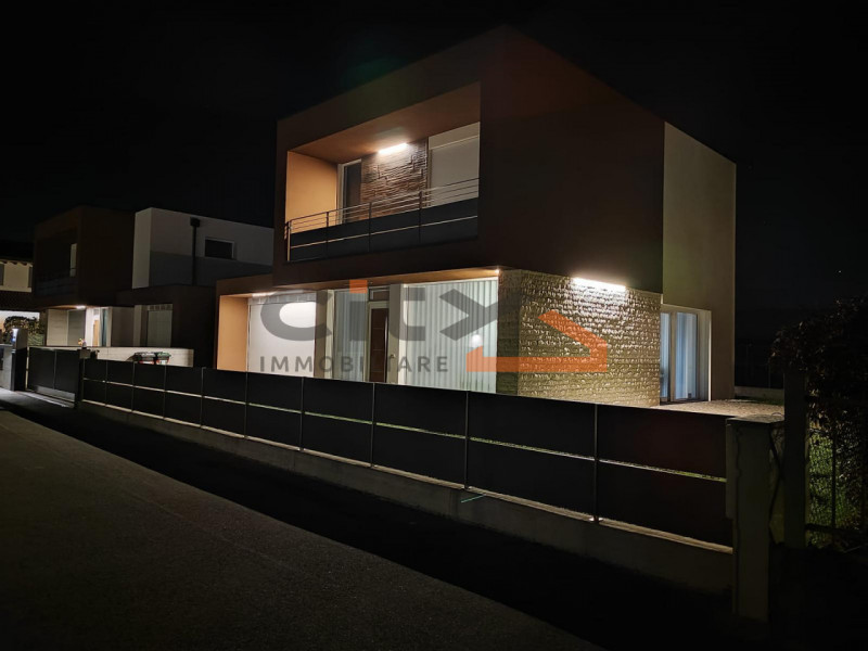 Cassola centro, in una zona residenziale tranquilla, proponiamo una casa singola edificata nel 20...