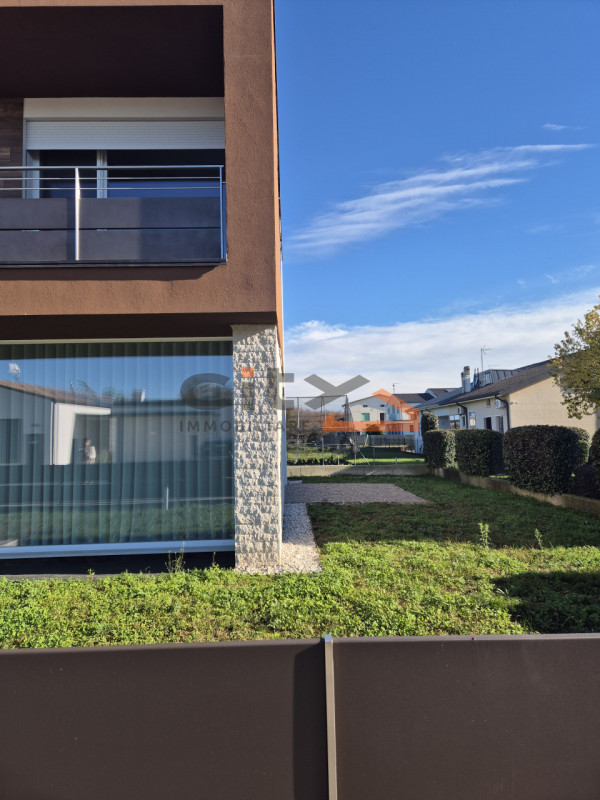 Cassola centro, in una zona residenziale tranquilla, proponiamo una casa singola edificata nel 20...