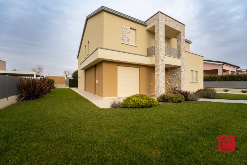 Scoprite l’eleganza contemporanea di questa VILLA singola di nuovissima costruzione, opportunità ...