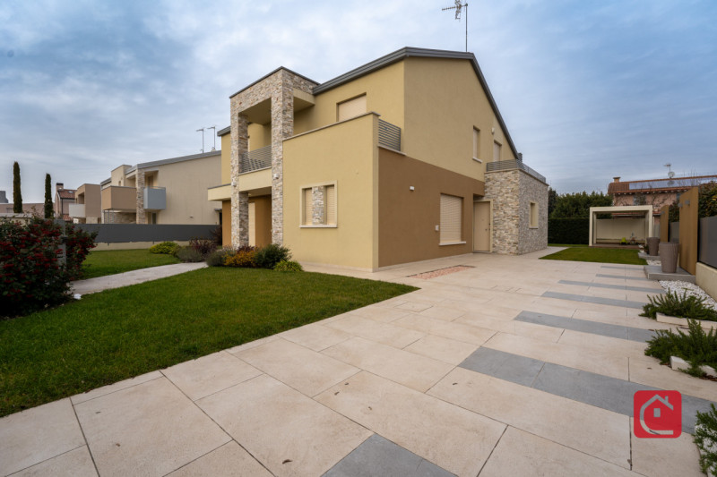 Scoprite l’eleganza contemporanea di questa VILLA singola di nuovissima costruzione, opportunità ...