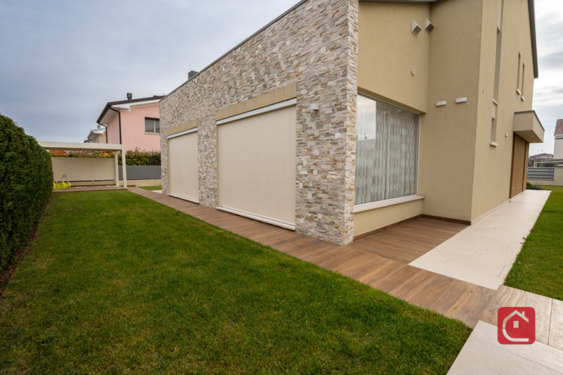 Scoprite l’eleganza contemporanea di questa VILLA singola di nuovissima costruzione, opportunità ...