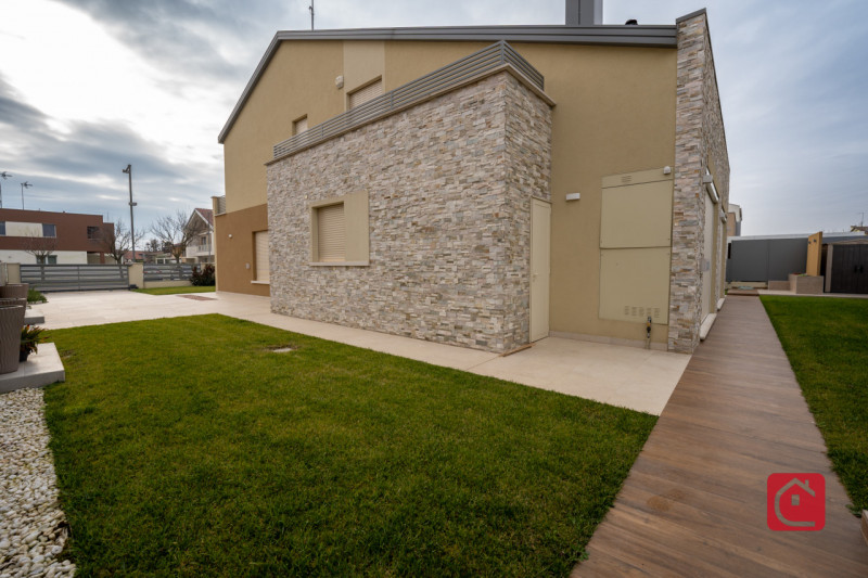 Scoprite l’eleganza contemporanea di questa VILLA singola di nuovissima costruzione, opportunità ...