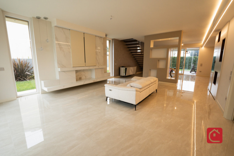 Scoprite l’eleganza contemporanea di questa VILLA singola di nuovissima costruzione, opportunità ...