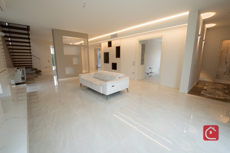 Scoprite l’eleganza contemporanea di questa VILLA singola di nuovissima costruzione, opportunità ...