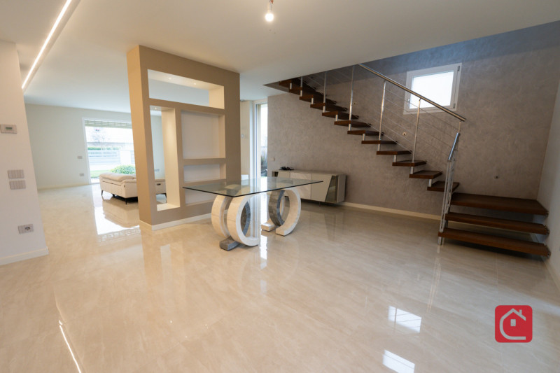 Scoprite l’eleganza contemporanea di questa VILLA singola di nuovissima costruzione, opportunità ...