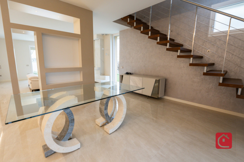 Scoprite l’eleganza contemporanea di questa VILLA singola di nuovissima costruzione, opportunità ...