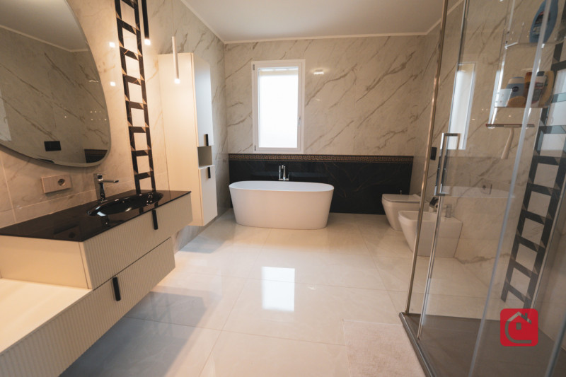 Scoprite l’eleganza contemporanea di questa VILLA singola di nuovissima costruzione, opportunità ...