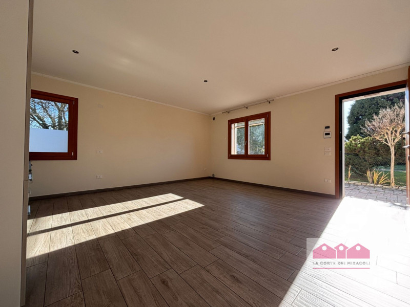 ANCONETTA: TRICAMERE IN PORZIONE DI BIFAMILIARE COMPOSTO DA SOGGIORNO CON ANGOLO COTTURA, DUE BAG...