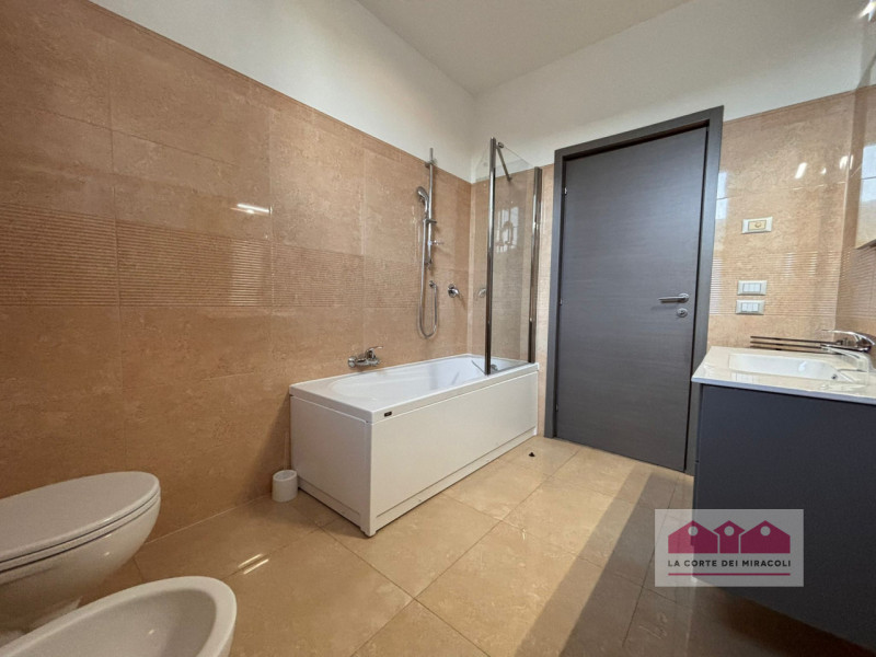 ANCONETTA: TRICAMERE IN PORZIONE DI BIFAMILIARE COMPOSTO DA SOGGIORNO CON ANGOLO COTTURA, DUE BAG...