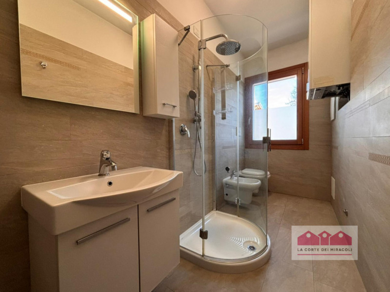 ANCONETTA: TRICAMERE IN PORZIONE DI BIFAMILIARE COMPOSTO DA SOGGIORNO CON ANGOLO COTTURA, DUE BAG...