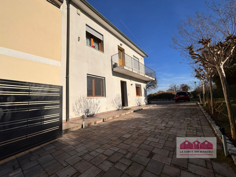 ANCONETTA: TRICAMERE IN PORZIONE DI BIFAMILIARE COMPOSTO DA SOGGIORNO CON ANGOLO COTTURA, DUE BAG...