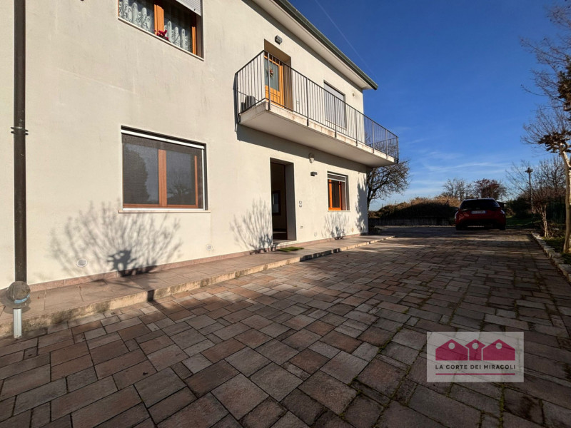 ANCONETTA: TRICAMERE IN PORZIONE DI BIFAMILIARE COMPOSTO DA SOGGIORNO CON ANGOLO COTTURA, DUE BAG...