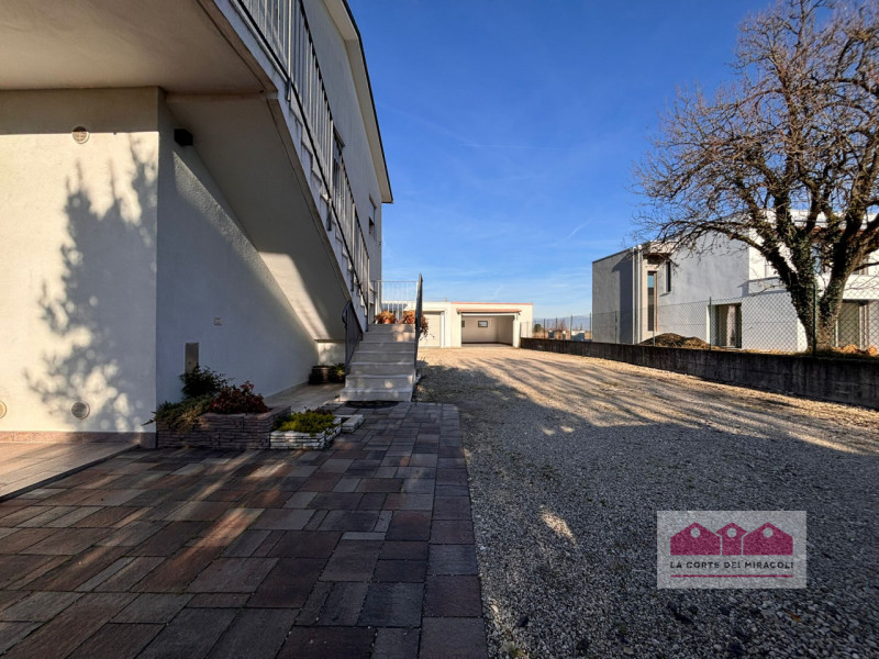 ANCONETTA: TRICAMERE IN PORZIONE DI BIFAMILIARE COMPOSTO DA SOGGIORNO CON ANGOLO COTTURA, DUE BAG...