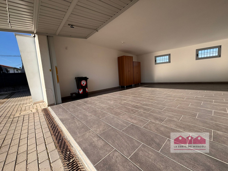 ANCONETTA: TRICAMERE IN PORZIONE DI BIFAMILIARE COMPOSTO DA SOGGIORNO CON ANGOLO COTTURA, DUE BAG...