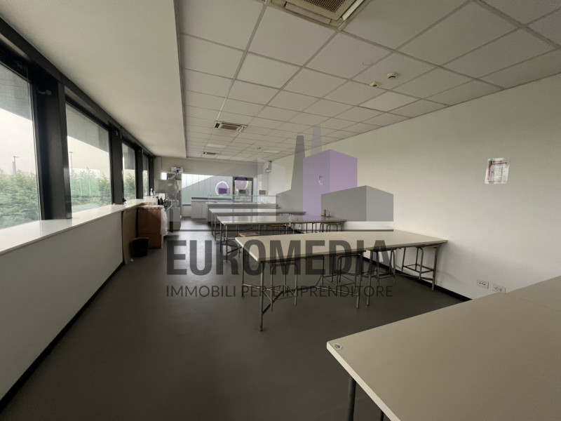 Rif. 1557 – ANTONIO – Per informazioni: 338.4892021
EUROMEDIA propone in locazione un interessant...