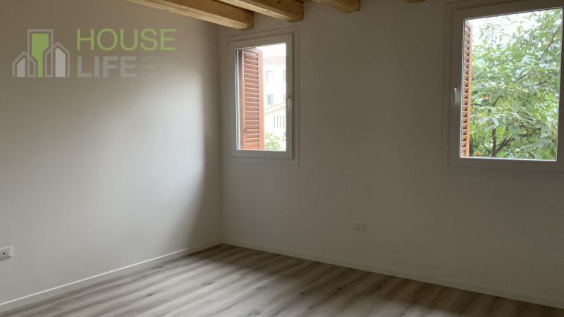 SCHIO-CENTRO: In contesto di sole tre unità di nuova ristrutturazione integrale, luminoso e spazi...