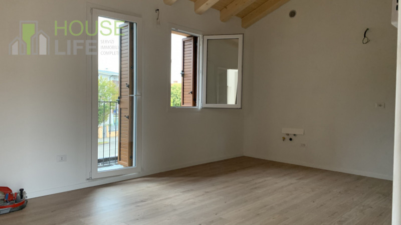 SCHIO - CENTRO: In contesto di tre unità di nuova ristrutturazione integrale, particolare MINI AP...