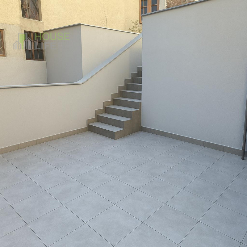 PIOVENE ROCCHETTE-CENTRO: posizionata all'interno di una corte del centro paese, CASA A SCHIERA d...