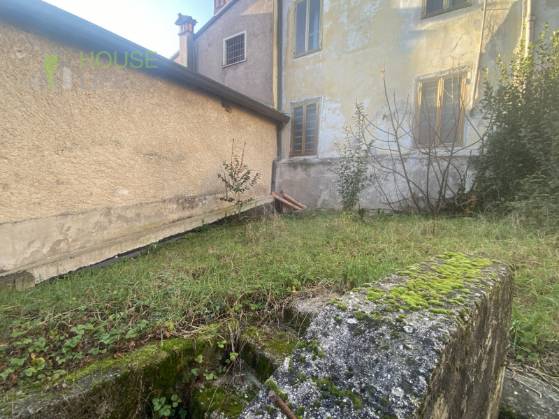 PIOVENE ROCCHETTE-CENTRO: posizionata all'interno di una corte del centro paese, CASA A SCHIERA d...