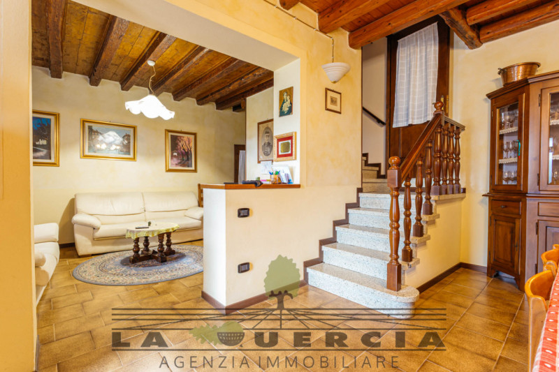 Nel suggestivo borgo di Arquà Petrarca, proponiamo in vendita casa accostata su tre livelli per u...