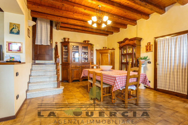 Nel suggestivo borgo di Arquà Petrarca, proponiamo in vendita casa accostata su tre livelli per u...