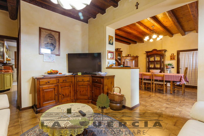 Nel suggestivo borgo di Arquà Petrarca, proponiamo in vendita casa accostata su tre livelli per u...