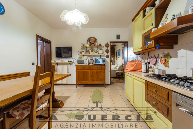 Nel suggestivo borgo di Arquà Petrarca, proponiamo in vendita casa accostata su tre livelli per u...