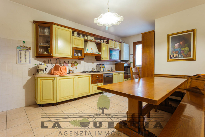 Nel suggestivo borgo di Arquà Petrarca, proponiamo in vendita casa accostata su tre livelli per u...