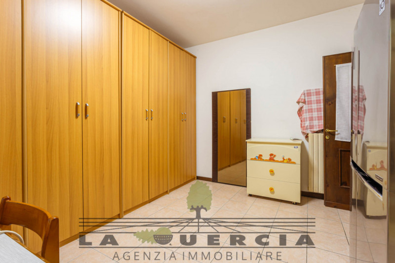 Nel suggestivo borgo di Arquà Petrarca, proponiamo in vendita casa accostata su tre livelli per u...