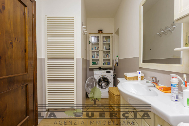 Nel suggestivo borgo di Arquà Petrarca, proponiamo in vendita casa accostata su tre livelli per u...