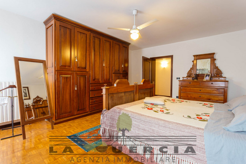 Nel suggestivo borgo di Arquà Petrarca, proponiamo in vendita casa accostata su tre livelli per u...