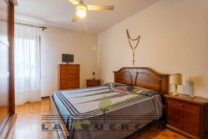 Nel suggestivo borgo di Arquà Petrarca, proponiamo in vendita casa accostata su tre livelli per u...