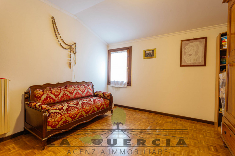 Nel suggestivo borgo di Arquà Petrarca, proponiamo in vendita casa accostata su tre livelli per u...