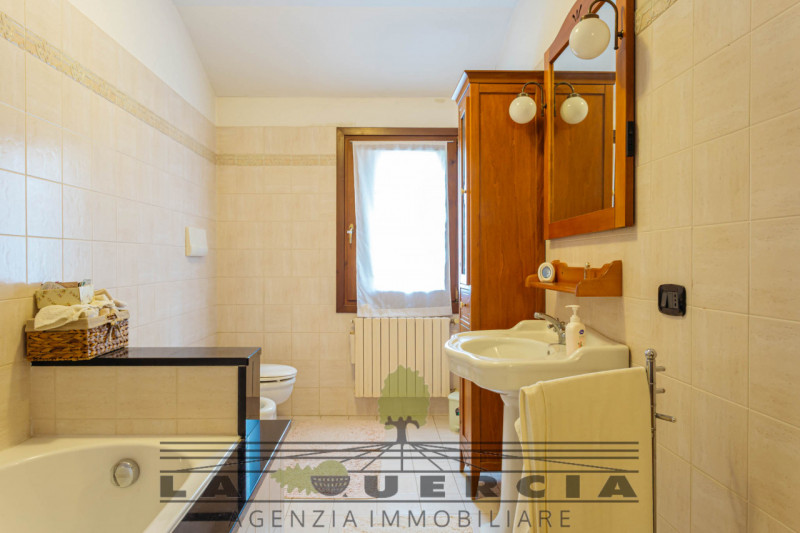 Nel suggestivo borgo di Arquà Petrarca, proponiamo in vendita casa accostata su tre livelli per u...