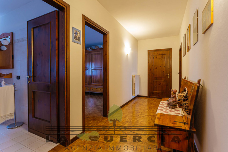 Nel suggestivo borgo di Arquà Petrarca, proponiamo in vendita casa accostata su tre livelli per u...