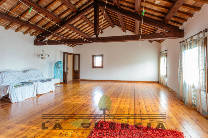 Nel suggestivo borgo di Arquà Petrarca, proponiamo in vendita casa accostata su tre livelli per u...