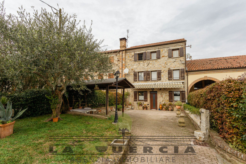 Nel suggestivo borgo di Arquà Petrarca, proponiamo in vendita casa accostata su tre livelli per u...