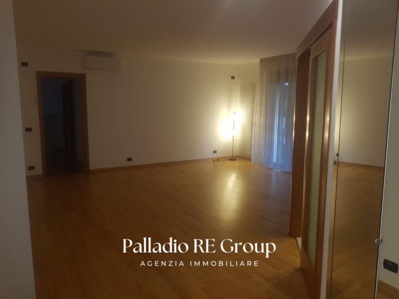 In zona Sant'Andrea, una tra le più richieste e rinomate della città, proponiamo questo interessa...